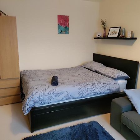 Double Room In A Top Floor Shared Apartment نورث هامبتون المظهر الخارجي الصورة