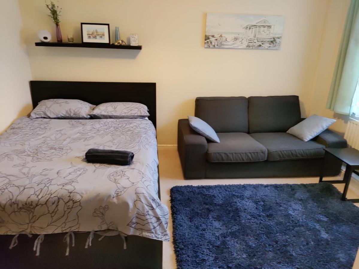 Double Room In A Top Floor Shared Apartment نورث هامبتون المظهر الخارجي الصورة