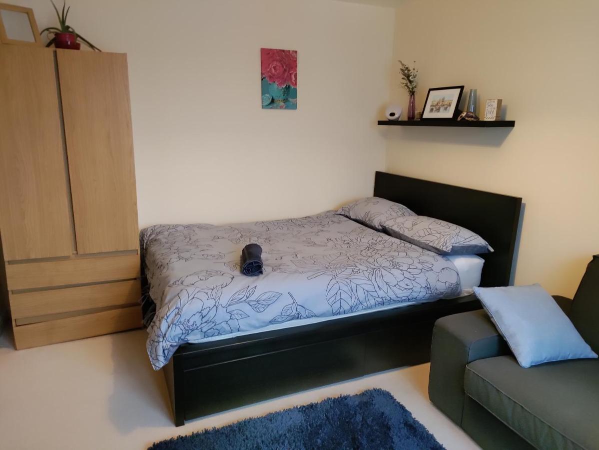 Double Room In A Top Floor Shared Apartment نورث هامبتون المظهر الخارجي الصورة